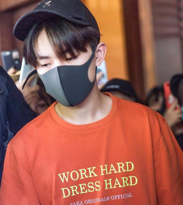 惊艳!易烊千玺扎长发丸子头仙气十足,网友:这个发型要火!