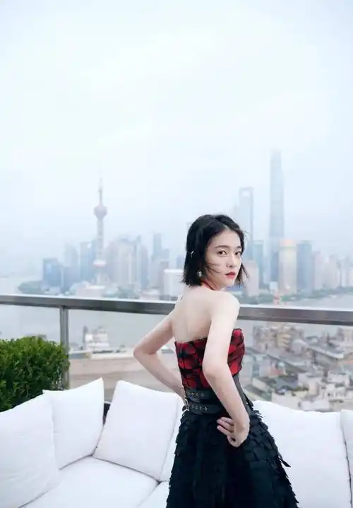 张雪迎身材一袭抹胸连衣裙,搭配上波波短发造型,意外走"红"了_显得