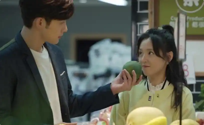 入职西安分公司,并且在这里与昔日的校园男神徐燕时(张彬彬饰)重逢