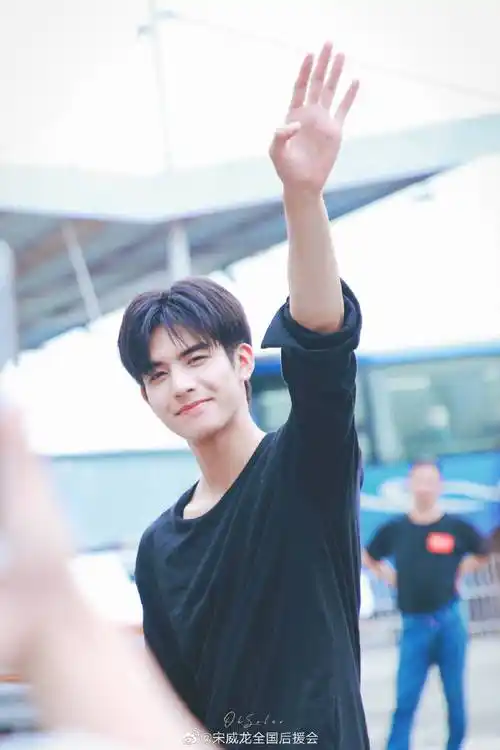 宋威龙超话swl#心疼元宋#晚间美图时刻~苏州剧组探班,元宋的笑容我们