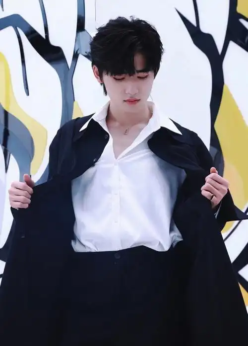 宋亚轩withdovetail穿带八角黄金墨玉戒指