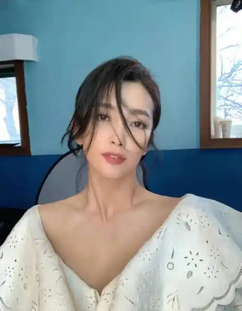 李冰冰全靠精修才漂亮,真实的素颜脸坑洼上了年纪,是老阿姨!