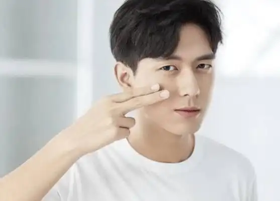 李现女友疑曝光,女方小3,假富二代身份被扒,评论区沦陷怼网友_因为