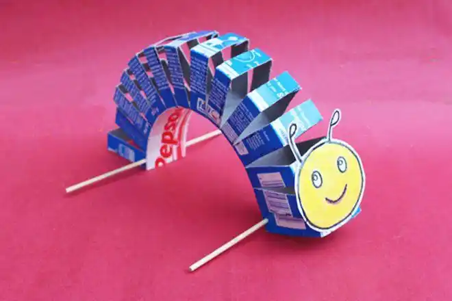 废物利用简单手工牙膏盒变废为宝制作会动的毛毛虫玩具步骤图解