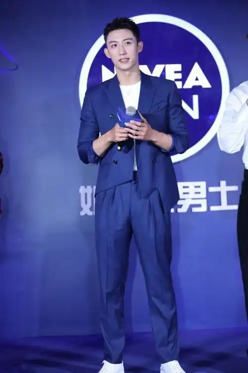 黄景瑜打造潮流范这衣品不靠187cm身高也能穿出完美风格