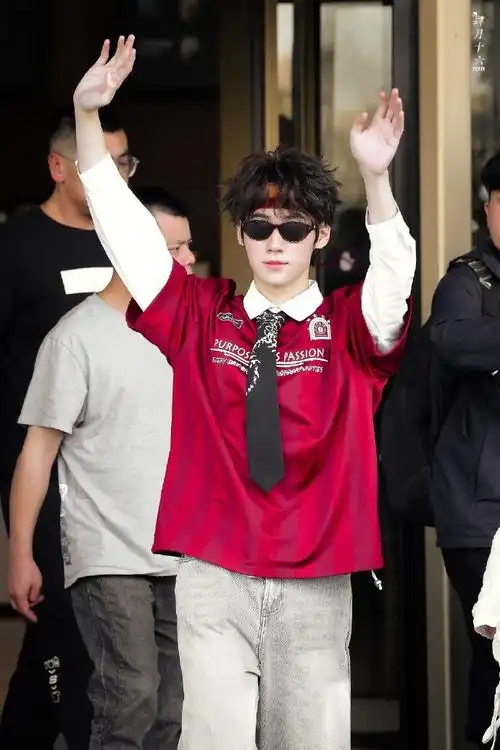 张真源 撕名牌易如反掌##张真源跑男发带造型