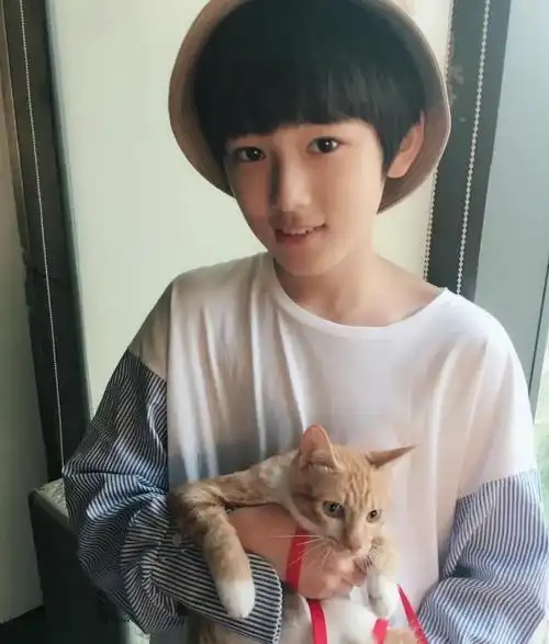 宋亚轩出生于2004年,虽然说还很小,但是也已经16岁了,不过现在宋亚轩