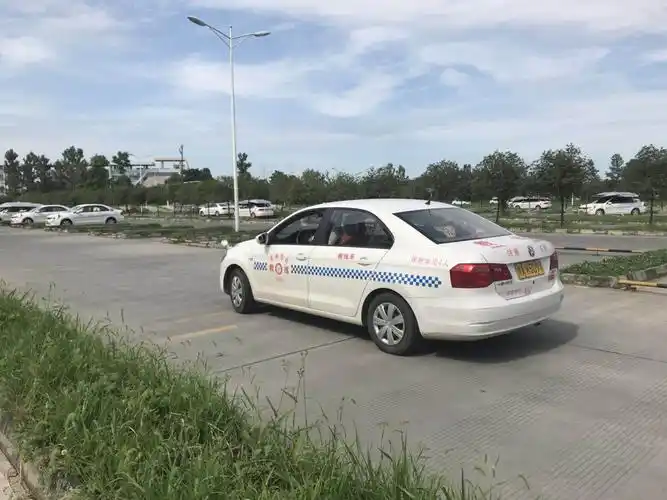 成都驾校学车价格贵吗?科目二考试怎么一次性通过呢?