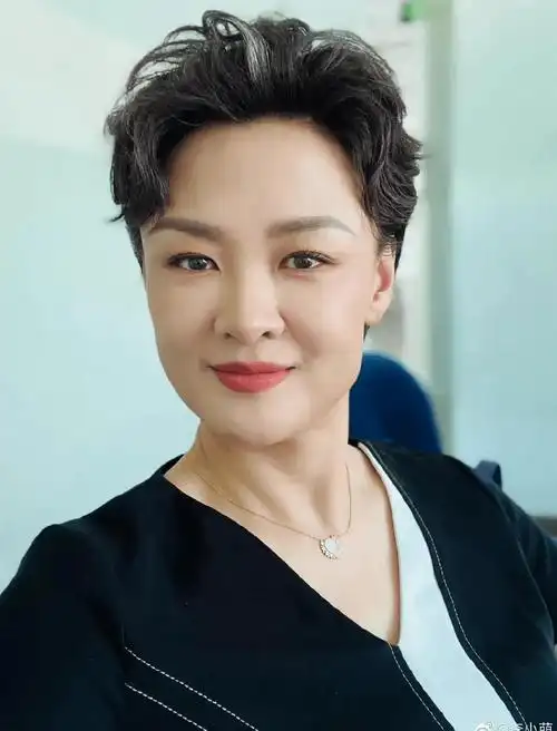 央视主持人李小萌声援王冰冰,停职也该停男方徐嘉余_官宣_影响_工作