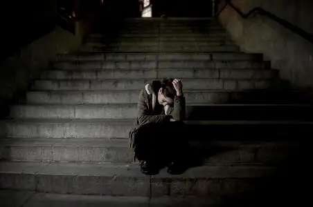 生病无助伤感的女子独自在街头地铁楼梯患抑郁症看看生病和无助照片