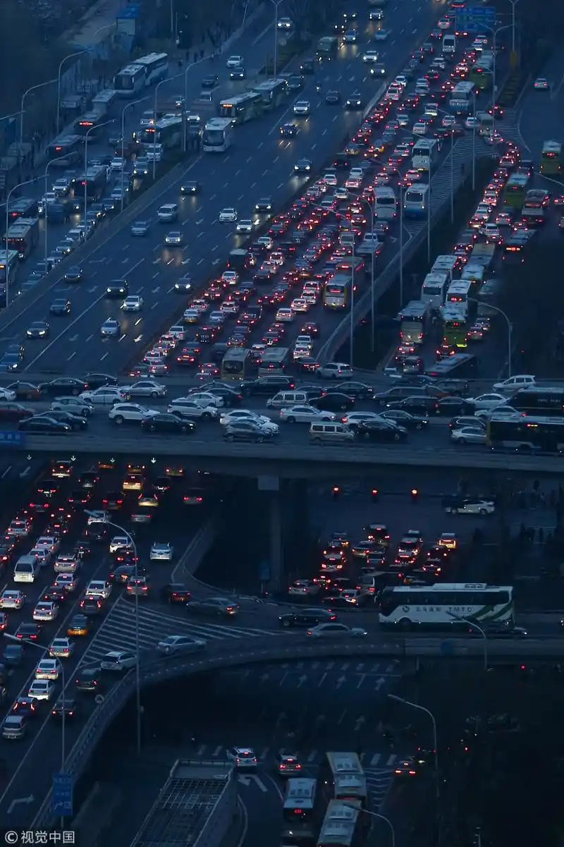 假期后首个工作日,北京的晚高峰