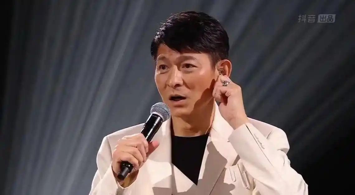 现场实拍 #记录真实生活 向刘德华学习#正确的拿话筒方式# - 抖音