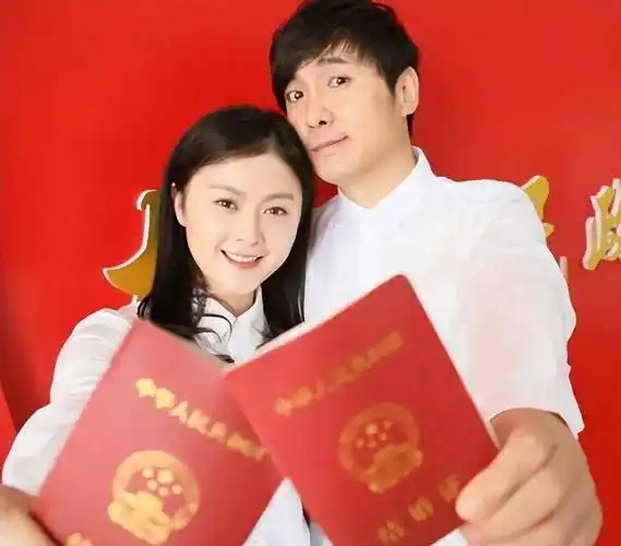 原创沈腾带老婆参加婚礼网友说王琦身材太胖夫妻感情好要手牵手吗