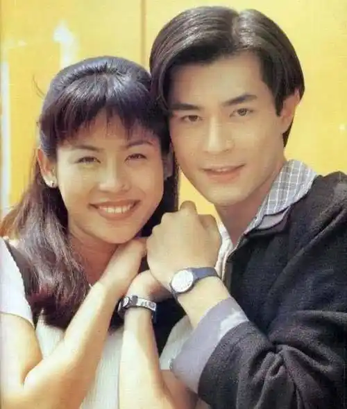 古天乐和宣萱亲密合影,两人对着镜头甜笑画面很美满_动作_手指_年间