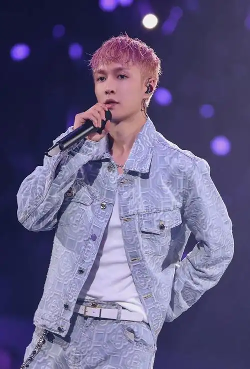 盘点一波张艺兴近期的舞台look .我们永远可以相信艺兴的舞台