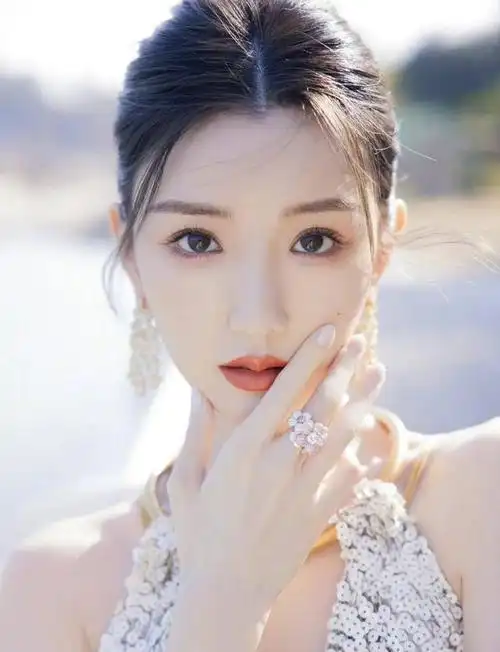 首先,毛晓彤的五官非常精致,她的眼睛非常有神,双眼皮深邃,眼神清澈