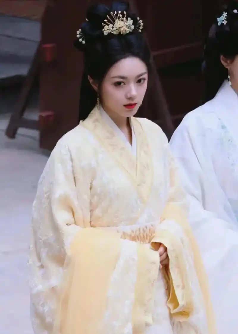 赵今麦新剧男主比吴磊还帅 赵今麦和吴磊在《在暴雪时分》中饰演一对