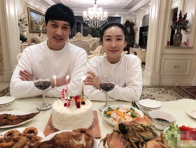 陶昕然晒照庆祝结婚五周年老公何建泽大方表白喊话方式超甜蜜