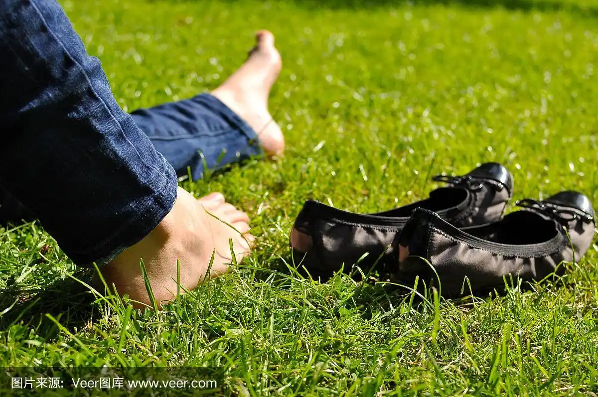 赤脚在草地上