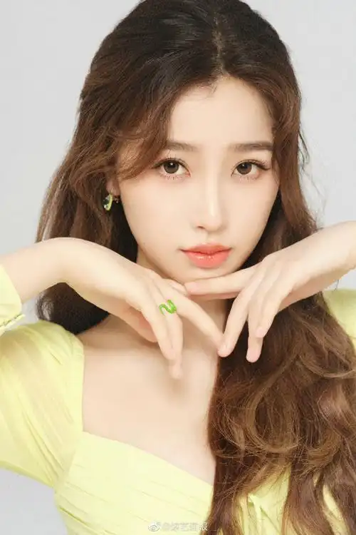 虞书欣夏日柠檬黄写真