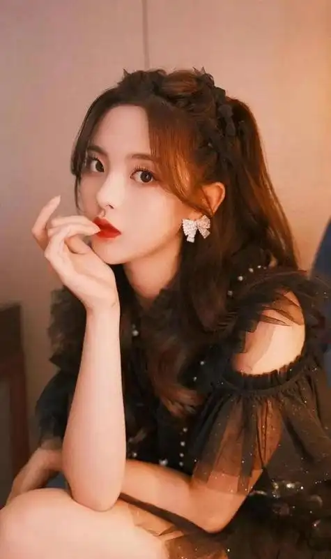 "坚持梦想,不断努力,杨超越从网络红人到成功艺人的奋斗之路"