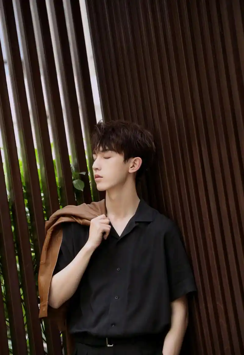 郭俊辰帅气穿搭尽显少年风姿,长相清秀又英俊潇洒,时尚不乏青春