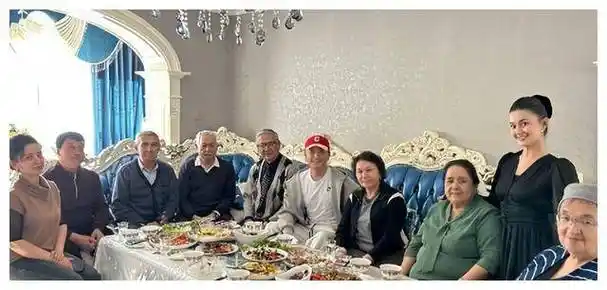 身着黑色长裙,展示出完美的肩颈线条,她五官明艳大气,与迪丽热巴一