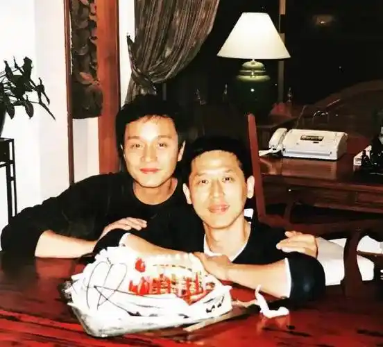 唐鹤德晒和张国荣庆生合照两人对镜浅笑令人感慨