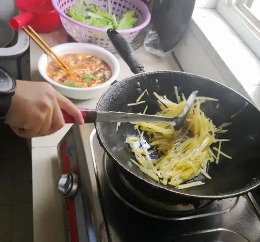 靖宇小学第二周家务劳动——学炒菜