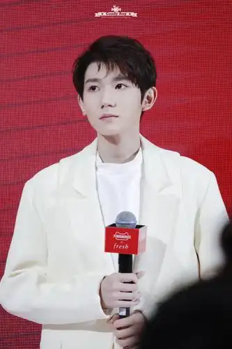 王源白色西装小合集～ 干净清澈的少年和白西装绝配!