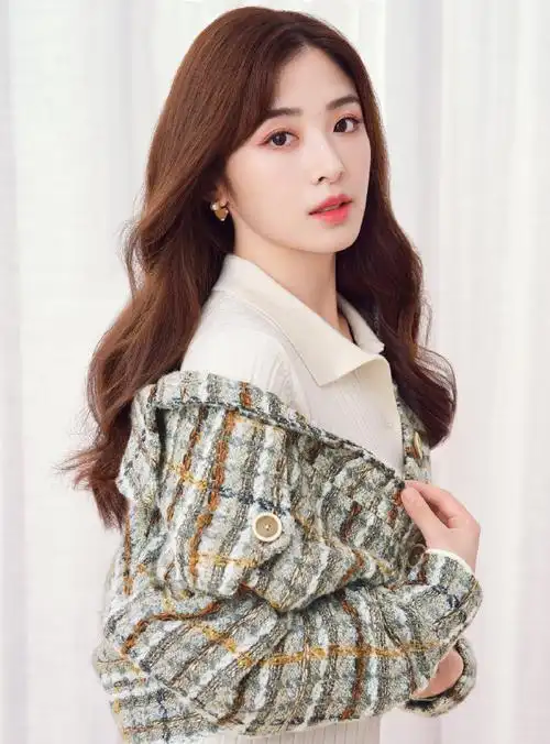 热风宣布了全新品牌形象代言人风格百变人气超高的韵韵子@张含韵小姐