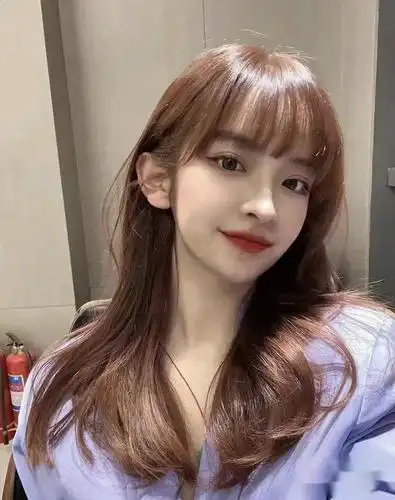 2020秋冬流行的发色,不仅白皮女孩染好看,黄黑皮染也超显白