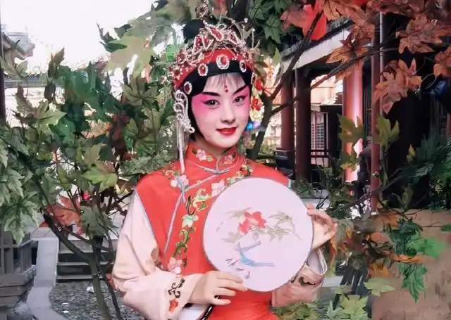 原创赵丽颖罕见身穿戏服旧照曝光一举一动颇有当家花旦架势