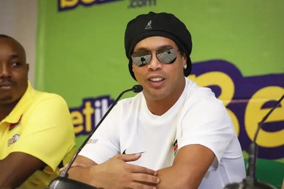 小罗活动出席发布会 墨镜成亮点