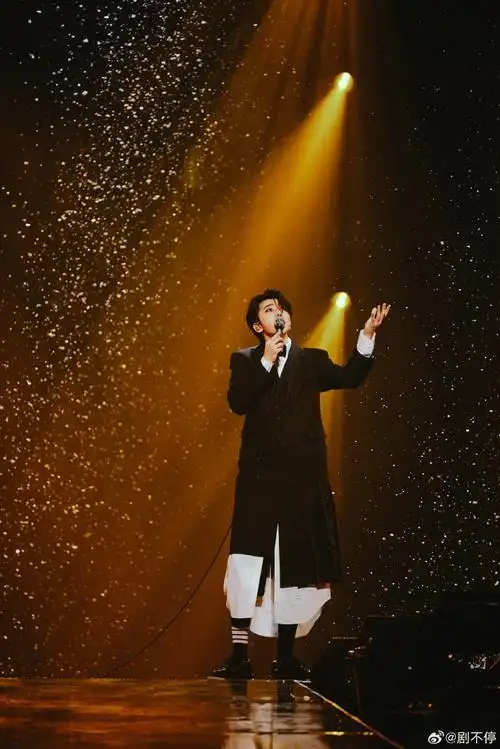 蔡徐坤携玫瑰开启线上演唱会##蔡徐坤背影与玫瑰