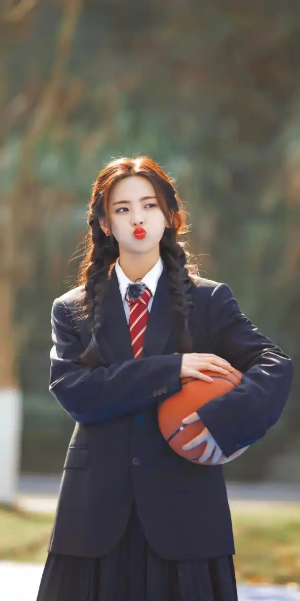 "杨超越"真是甜美少女的代表,穿一身学院风制服,活泼又可爱!