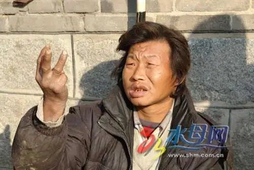 刘洪江的父母求记者:"给讨个公道吧.