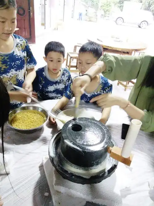 快来体验石磨豆花:在教练老师的带领下孩子们亲手制作豆花,豆浆.