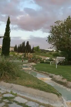 another view of the park - 巴穆卡丽pamukkale natural park的图片