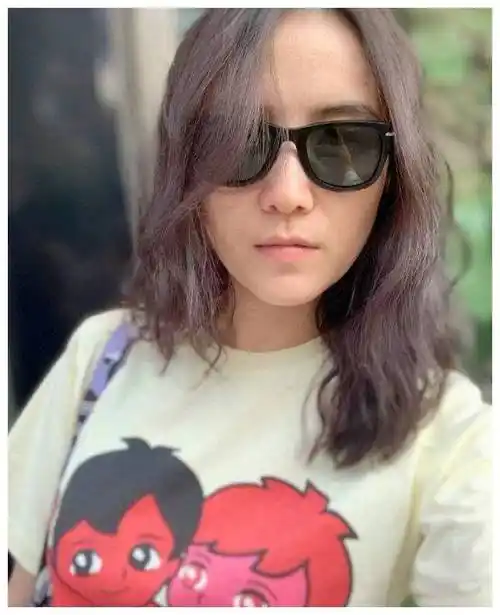 原创小宋佳太会穿伦敦旅行重复利用相同单品凹出不同风格的造型