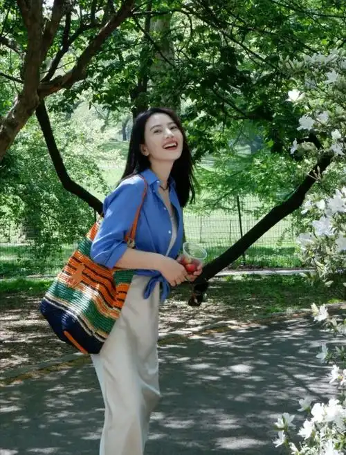 高圆圆又带火了一种新穿法,叫"衬衫 吊带裙",美得慵懒又高级