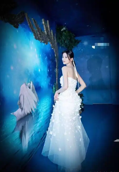 乔欣出席活动,穿一袭白色抹身材长裙,清新又甜美!_造型_气质_白富美