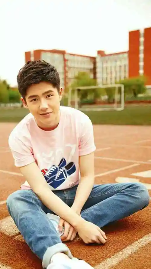 95后人气鲜肉刘昊然校园操场清新画报手机壁纸