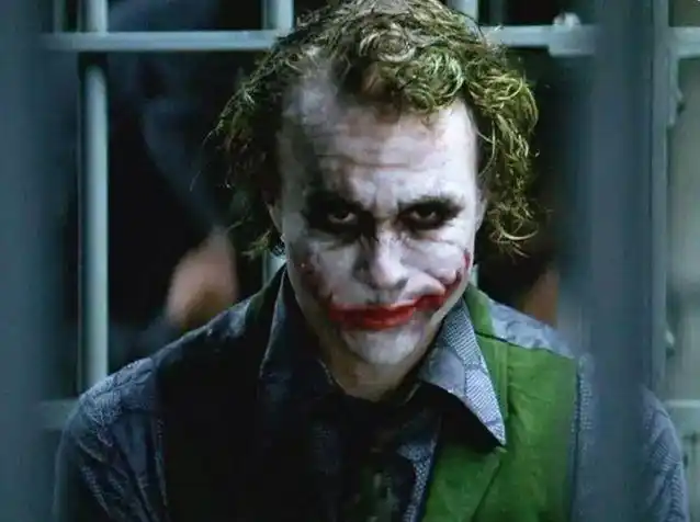 而希斯莱杰出演的小丑,完全把自己带入了这个角色,他的表演看不出任何