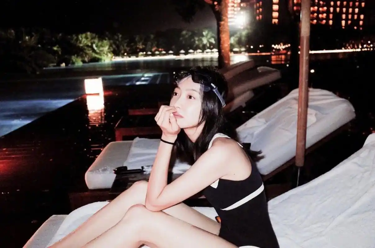 宋茜晒泳装照玩水大秀长腿