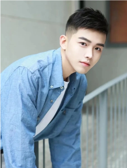 两侧铲短pk男士碎发,你更喜欢哪一种,请说出喜欢他们得优点