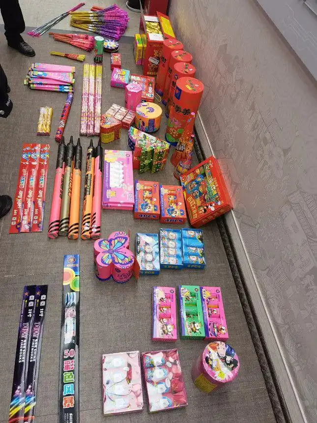 想买烟花的可以找我各种各样都有男子微信群兜售烟花爆竹被行拘