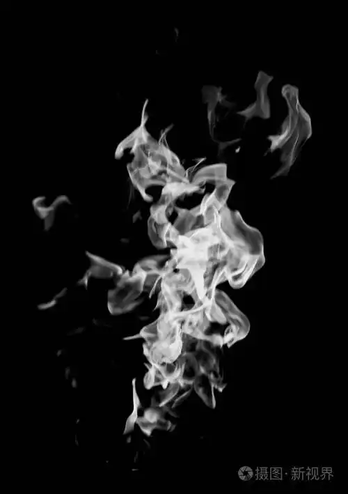 黑色背景上的白色火焰烟雾