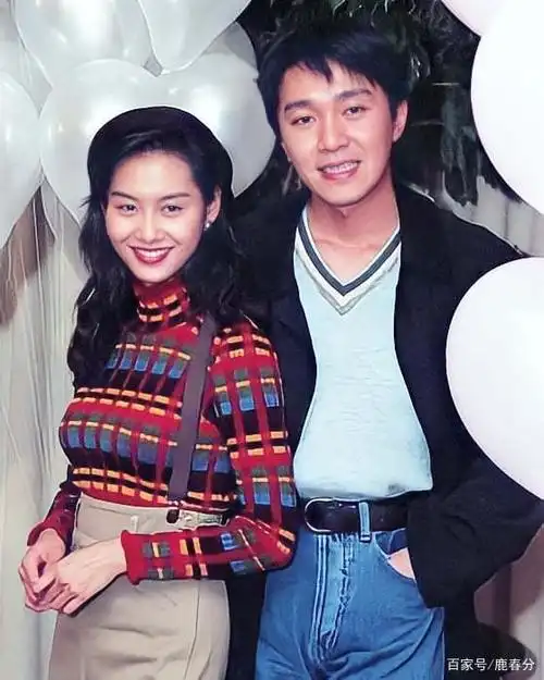 59岁的香港女神朱茵和音乐人老公黄贯中相恋23年,结婚9年,育有一女,是