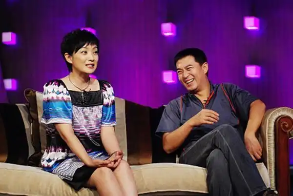 张嘉译看王海燕的眼神真痴迷!她回怼网友配不上张嘉译却让人点赞